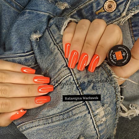 Manicure hybrydowy - pomarańczowe paznokcie na jeansowej kurtce Manicure hybrydowy - pomarańczowe paznokcie na jeansowej kurtce