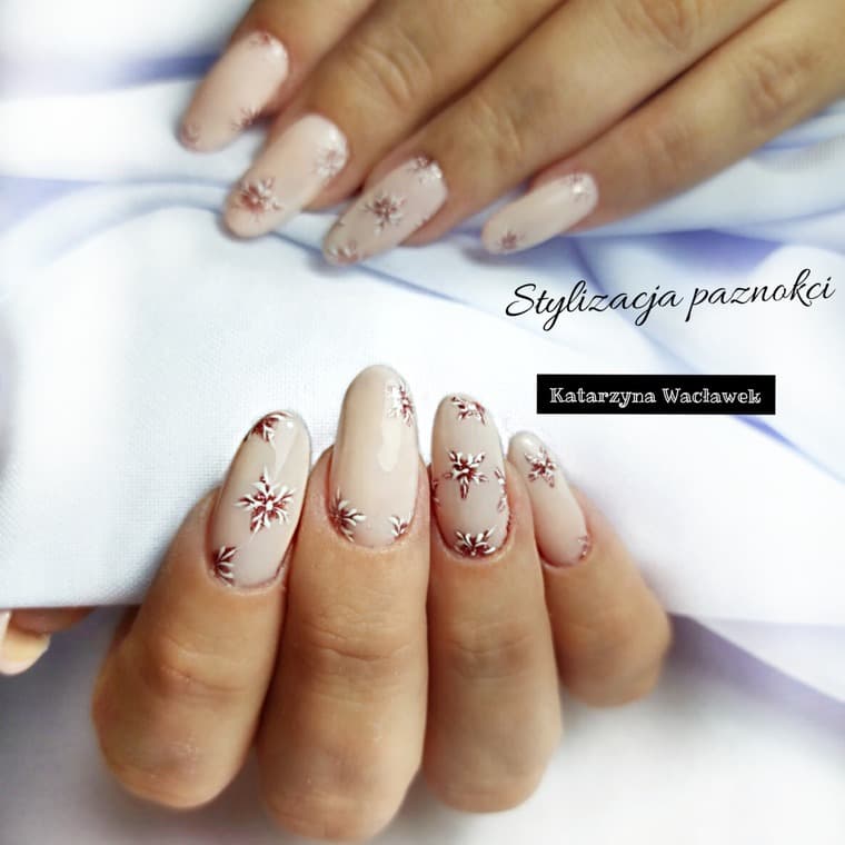 Manicure hybrydowy - świąteczne beżowe paznokcie ze śnieżynkami Manicure hybrydowy - świąteczne beżowe paznokcie ze śnieżynkami