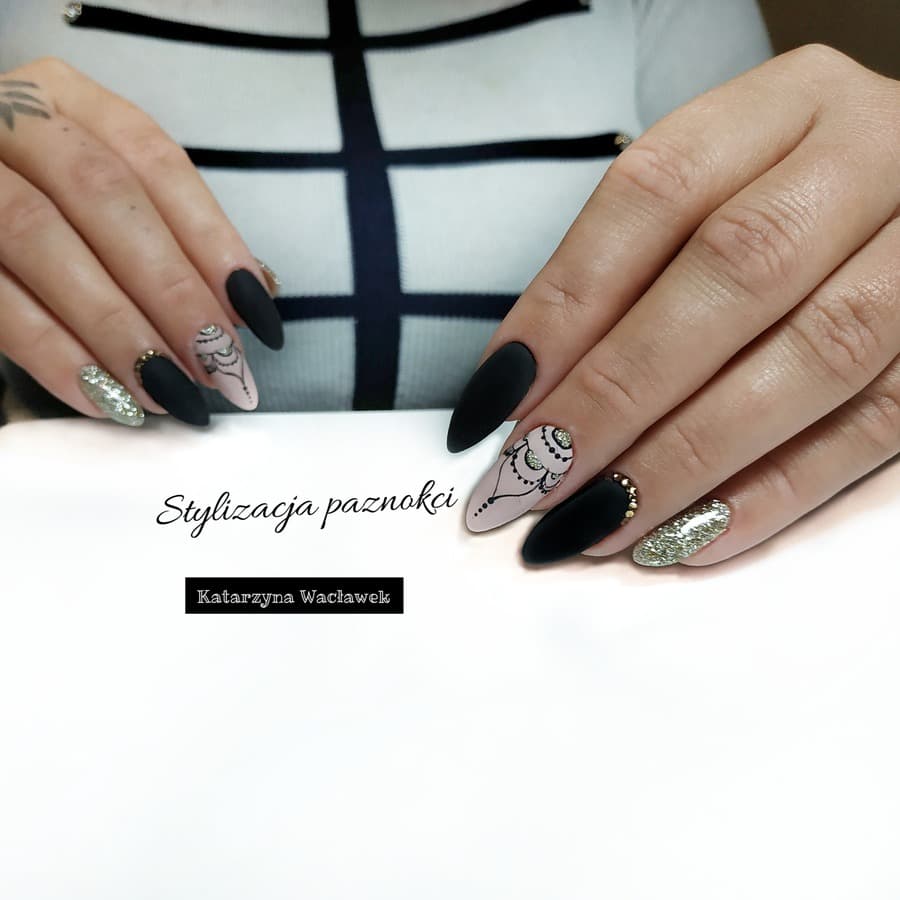 Manicure żelowy - migdały ze wzorem mehendi w połączeniu z matem i brokatem Manicure żelowy - migdały ze wzorem mehendi w połączeniu z matem i brokatem