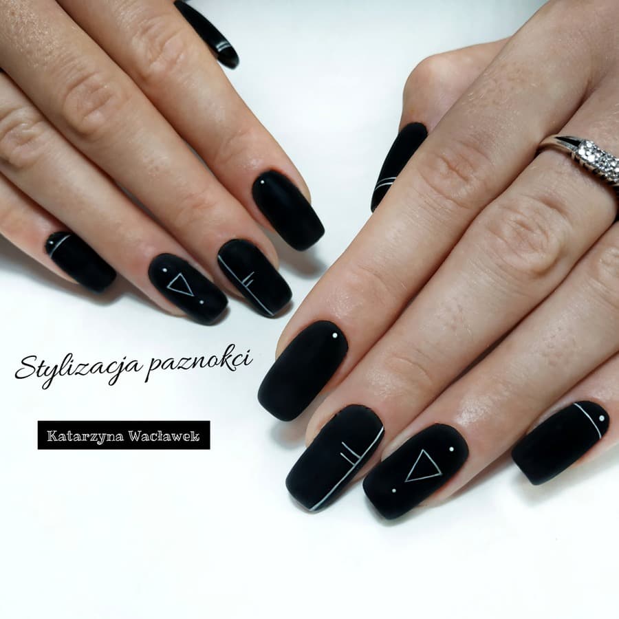 Manicure żelowy - czarne długie kwadratowe paznokcie z geometrycznymi wzorami Manicure żelowy - czarne długie kwadratowe paznokcie z geometrycznymi wzorami