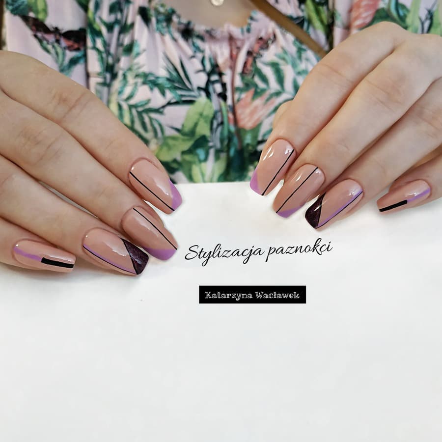 Manicure żelowy - delikatne żelowe paznokcie z geometrycznymi wzorami Manicure żelowy - delikatne żelowe paznokcie z geometrycznymi wzorami