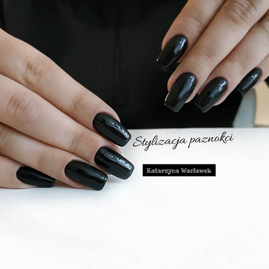 Manicure żelowy - czarne kwadratowe paznokcie Manicure żelowy - czarne kwadratowe paznokcie