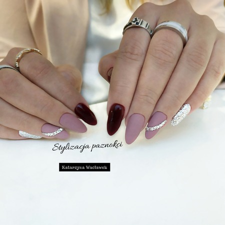 Manicure hybrydowy - mat, błysk i cyrkonie na paznokciach