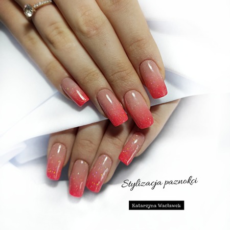 Manicure hybrydowy - letnie pomarańczowe ombre z odrobiną brokatu