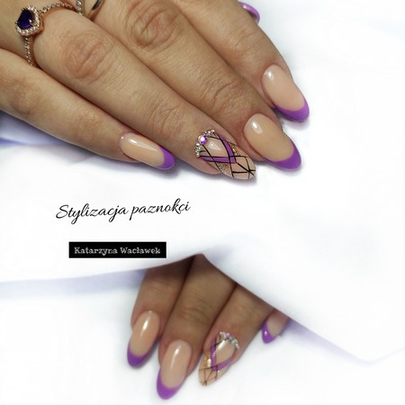 Manicure hybrydowy - fioletowy french z geometrycznymi wzorami