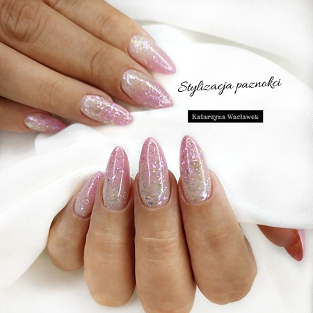 Manicure hybrydowy - różowe ombre pokryte brokatem