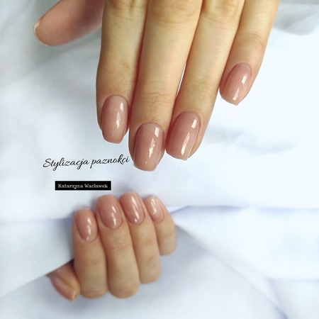 Manicure klasyczny - naturalne paznokcie pomalowane bezbarwną odżywką