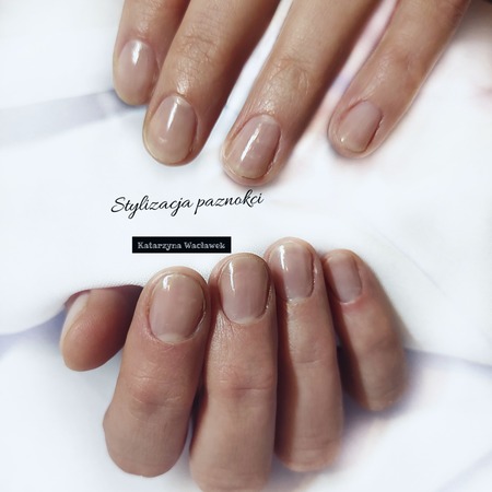 Manicure klasyczny - naturalne paznokcie pomalowane odżywką