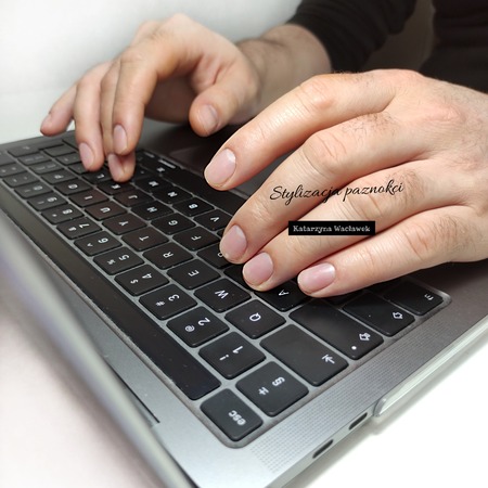 Manicure męski - męskie paznokcie na klawiaturze od MacBooka