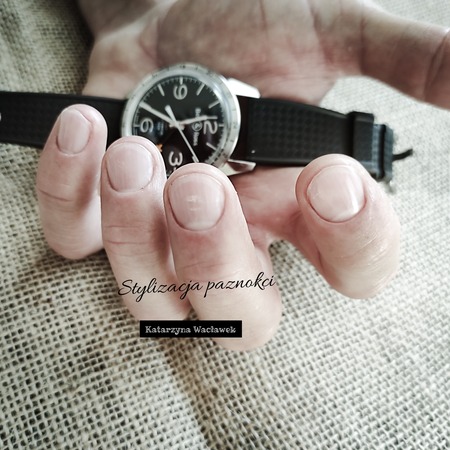 Manicure męski - dłoń trzymająca zegarek BELL & ROSS