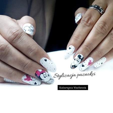 Nail Art - Myszka Miki i Myszka Minnie na białych matowych paznokciach