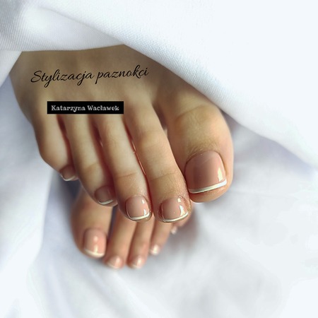 Pedicure - french na paznokciach u stóp